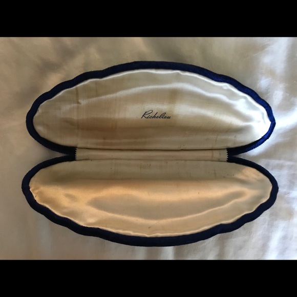 Vintage Richelieu Blue Velvet Clam Shell Case. - Picture 3 of 5